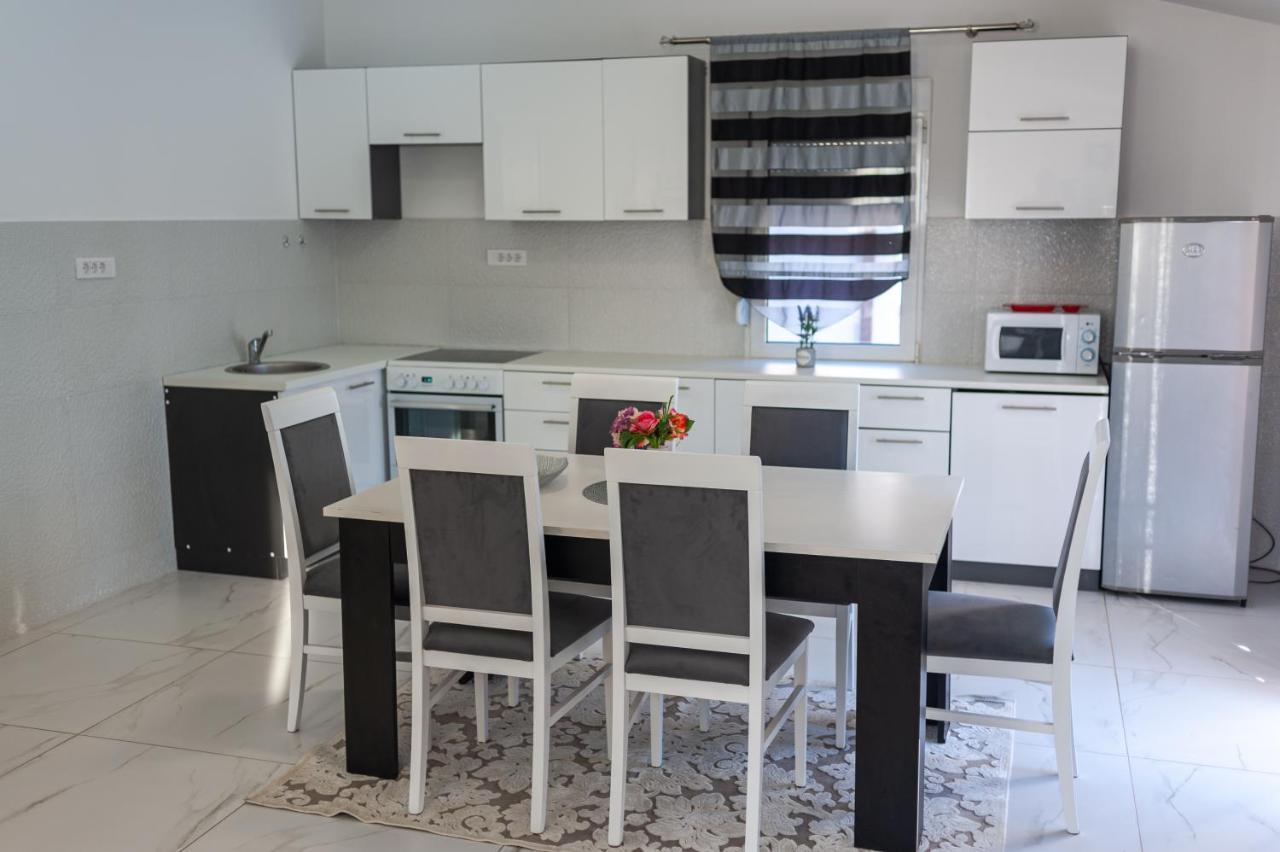Apartman Mona Podgorica Bagian luar foto